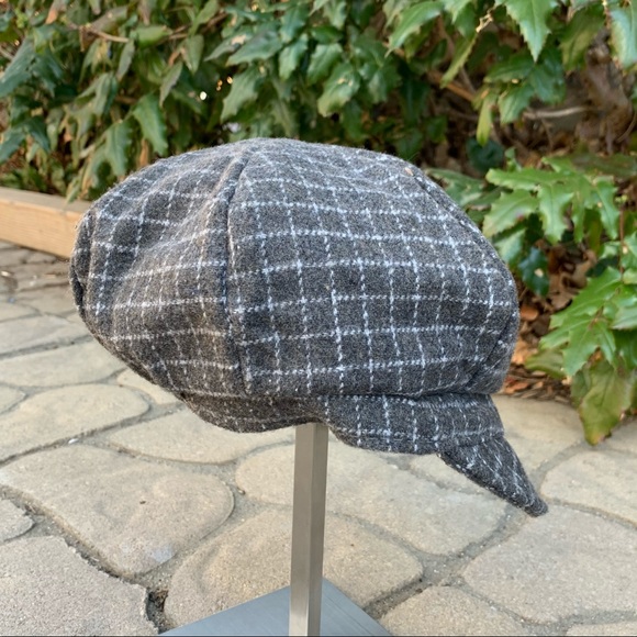 Men's Grey & White Checkered Newsboy Style Cap - Picture 6 of 8